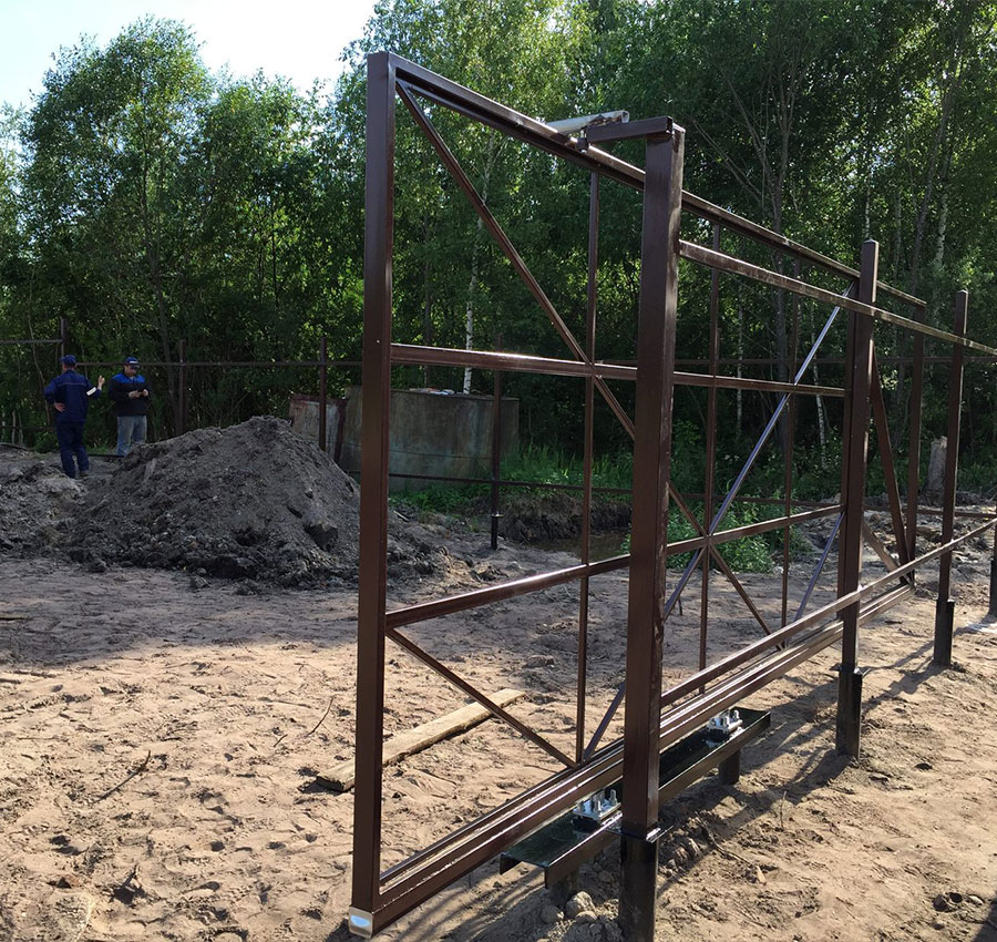 Варианты ворот на винтовых сваях в Ленинградской области